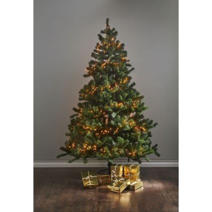 Vianočný stromček s teplými svetielkami je osvetlený. Stromček stojí na tmavej podlahe, okolo neho sú zlaté darčeky.