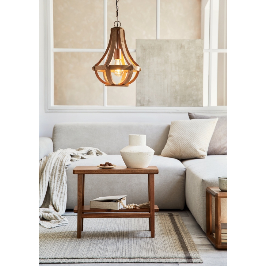Drevené závesné svietidlo visí nad sedačkou. Svietidlo je umiestnené v obývacej izbe s dreveným odkladacím stolíkom a vázou.