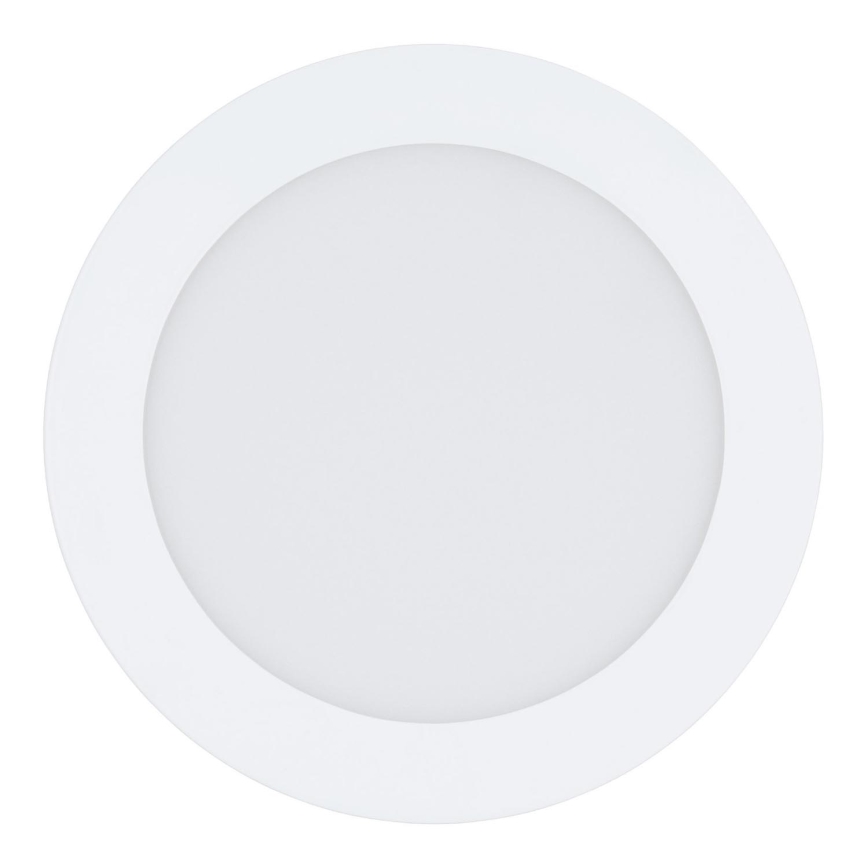 Okrúhle LED svetlo je zobrazené na bielom pozadí. Svetlo má biely rám a matný biely difúzor. Svetlo je zapustené, alebo určené na zapustenie.