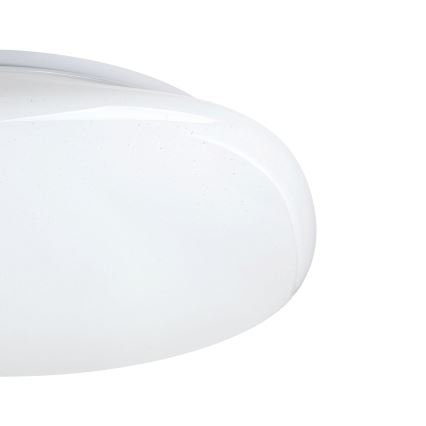 Biela stropná lampa s oválnym tienidlom je umiestnená na bielom pozadí. Lampa je zhotovená z matného materiálu s drobnými bodkami.
