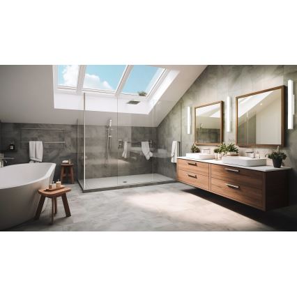 Kúpeľňa s voľne stojacou vaňou a prechodnou sprchou, je osvetlená stropnými oknami a nástennými svietidlami. Drevená umývadlová skrinka s dvoma umývadlami je umiestnená oproti sprche.