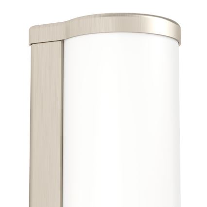 Svietidlo je pripevnené na stenu. Jeho valcový tvar má bielu difúznu časť a kovový strieborný rám.