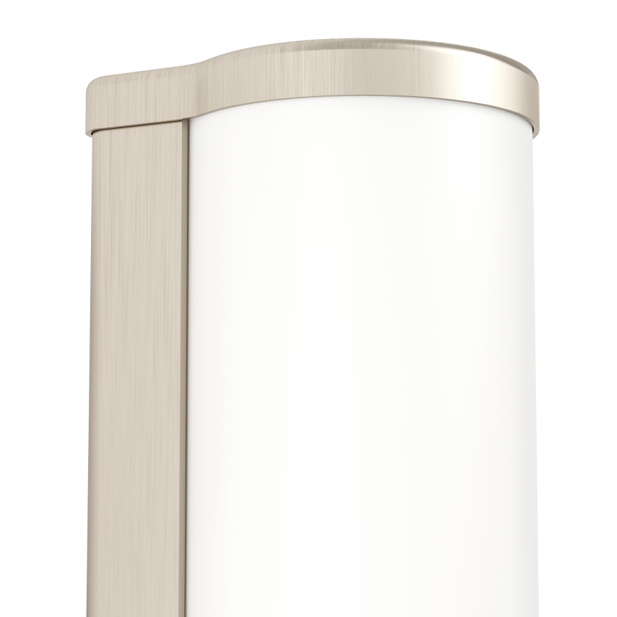 Svietidlo je pripevnené na stenu. Jeho valcový tvar má bielu difúznu časť a kovový strieborný rám.