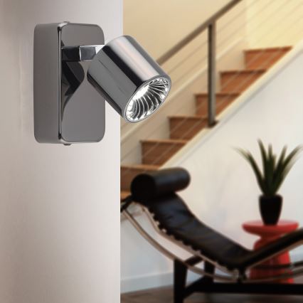 Nástenná svietidlo - smeruje svetlo - interiér s dreveným schodiskom a nábytkom.