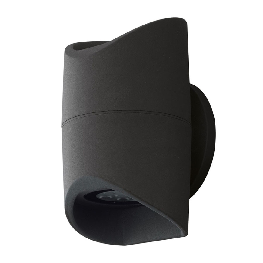 Svietidlo svieti. Je tmavosivé, s oblým tvarom, pripevnené na stenu. Svetlo vyžaruje z dolnej časti.