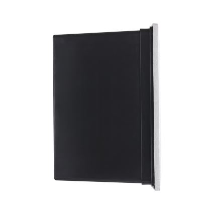 Čierna plastová nádoba stojí vertikálne. Je obklopená svetlosivým rámom. Nádoba sa nachádza na bielom pozadí.