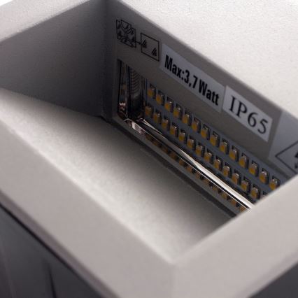 Svetlo emitujúce diódy (LED) sú umiestnené v sivom obdĺžnikovom puzdre. Na puzdre je označenie „Max: 3,7 Watt IP65“.