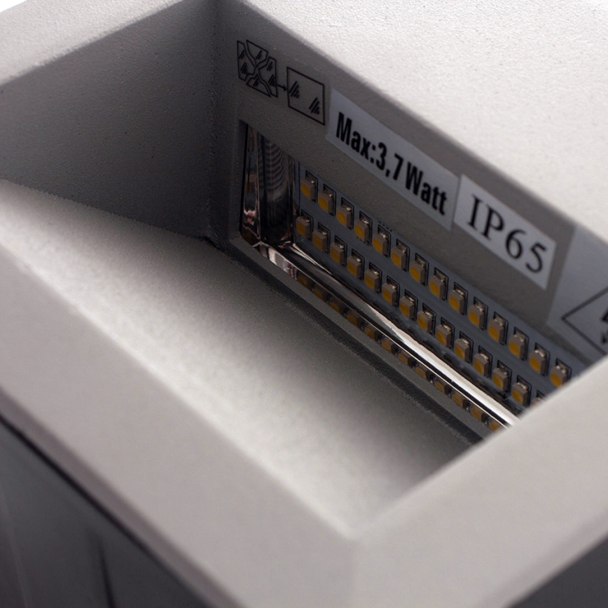 Svetlo emitujúce diódy (LED) sú umiestnené v sivom obdĺžnikovom puzdre. Na puzdre je označenie „Max: 3,7 Watt IP65“.