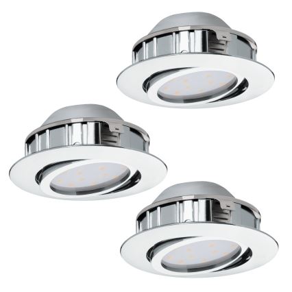 Tri vstavané LED svietidlá s chrómovým povrchom svietia. Svietidlá sú umiestnené na bielom pozadí.