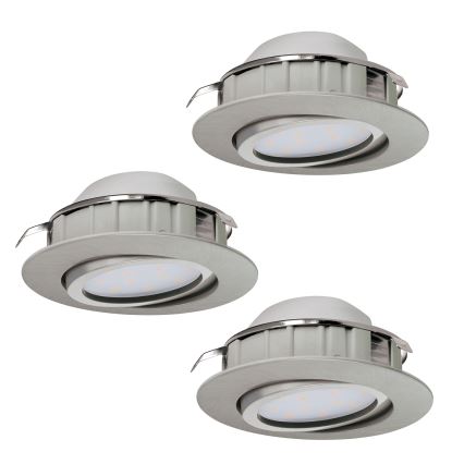 Tri LED svietidlá svietia. Každé má svetlošedý kryt a strieborný okraj. Sú umiestnené na bielom pozadí.