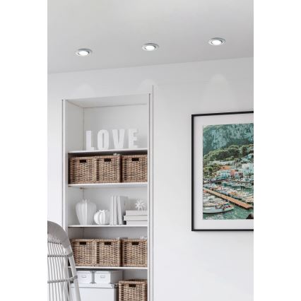 Tri vstavané stropné svietidlá svietia v miestnosti. Na stene je polica s prútenými košmi a obrázkom prístavu. Na poličke je aj nápis LOVE.