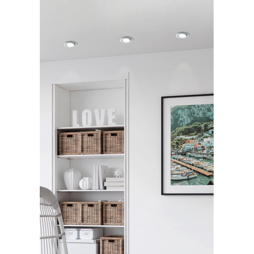 Tri vstavané stropné svietidlá svietia v miestnosti. Na stene je polica s prútenými košmi a obrázkom prístavu. Na poličke je aj nápis LOVE.