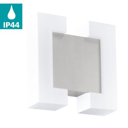 Nástené svietidlo s bielym rámom a stredovou kovovou časťou osvetľuje priestor. Stupeň krytia IP44.