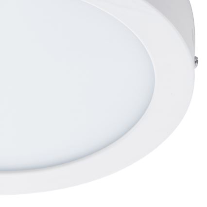 Biela LED diódová lampa s okrúhlym difúzorom je pripevnená k stropu. Svietidlo je zapustené do stropu.