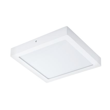 Štvorcové stropné LED svietidlo s bielym rámom je umiestnené v priestore s bielym pozadím. Svietidlo je zobrazené z mierneho uhla.
