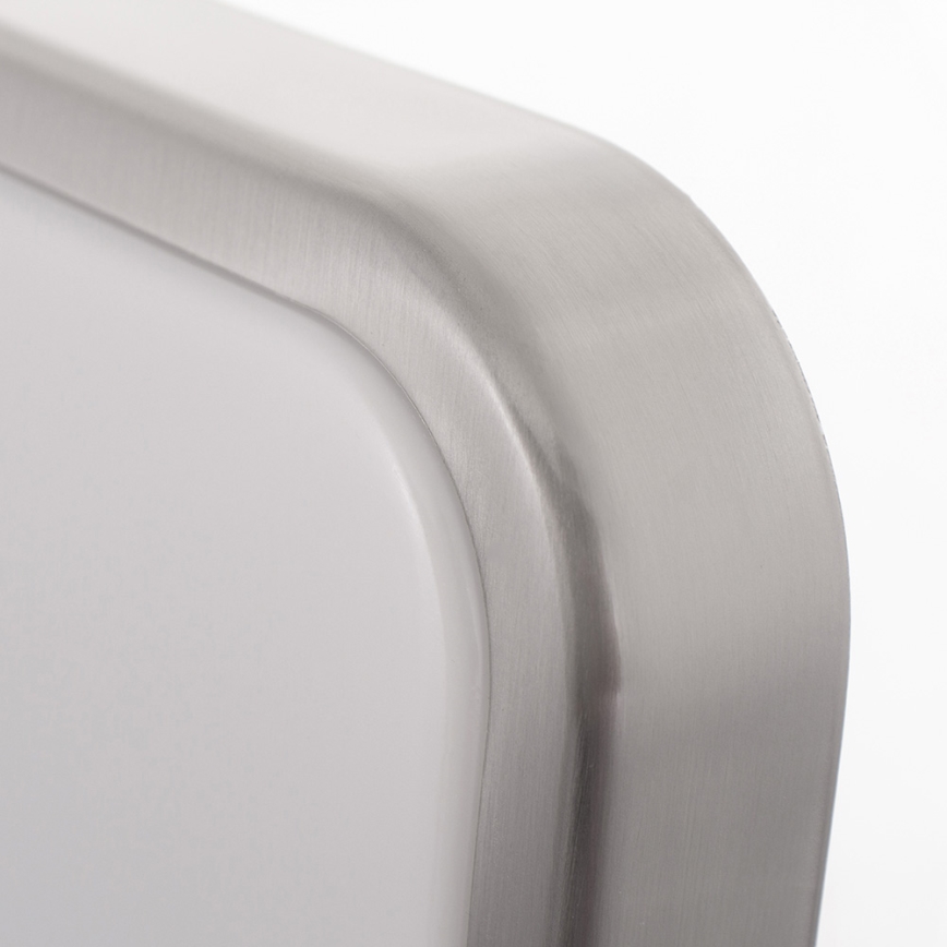 Kovový rám obklopuje svetlý panel. Rám je zaoblený a má matný povrch. Je zobrazený detail rámu na bielom pozadí.