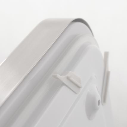 Biela plastová nádoba s kovovou hranou sa nachádza na svetlom podklade. Nádoba má dva biele plastové háčiky.