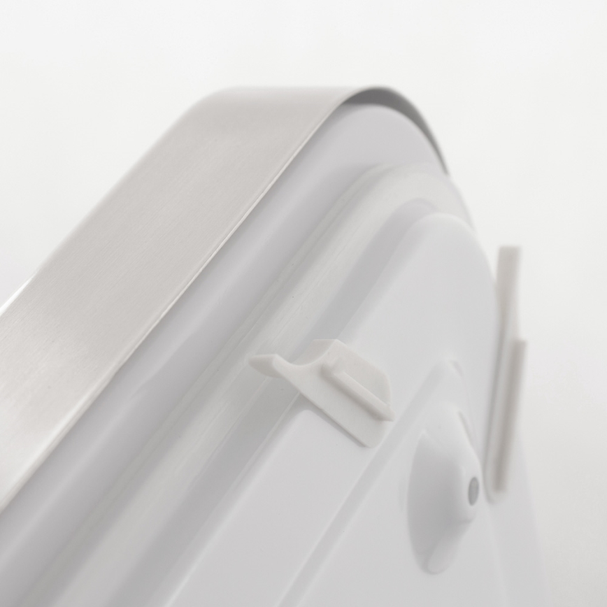 Biela plastová nádoba s kovovou hranou sa nachádza na svetlom podklade. Nádoba má dva biele plastové háčiky.