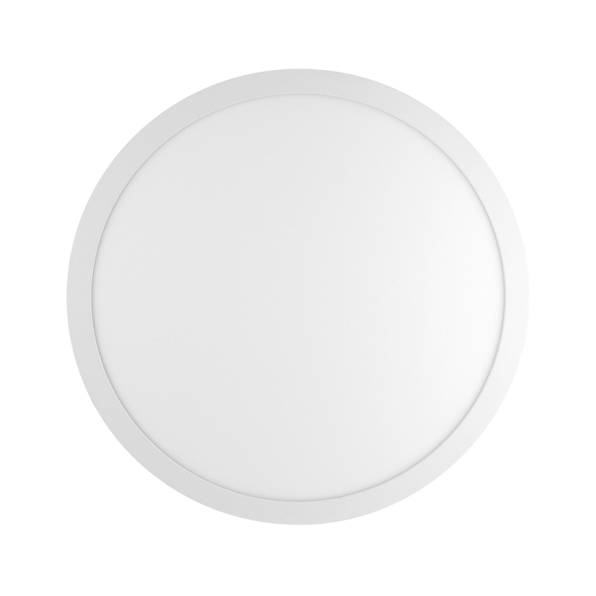 Okrúhle stropné svetlo s bielym difúzorom a bielym rámom je zobrazené na bielom pozadí. Svetlo je umiestnené v strede obrázka.