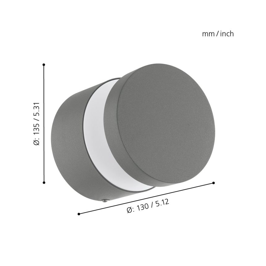 Šedé nástenné svietidlo s priemerom 130/5.12 mm a výškou 135/5.31 mm je zobrazené na bielom pozadí. Svietidlo je valcovitého tvaru s okrúhlou prednou časťou. Uvedené rozmery sú v milimetroch a palcoch.