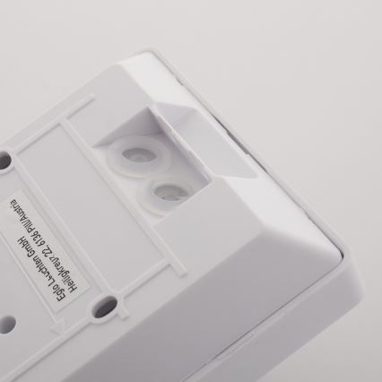 Biela plastová zásuvka s dvoma otvormi a nálepkou s textom: „E90L Lüchten GmbH, Heiligers 22, 72168 Pfullingen, SRN“.