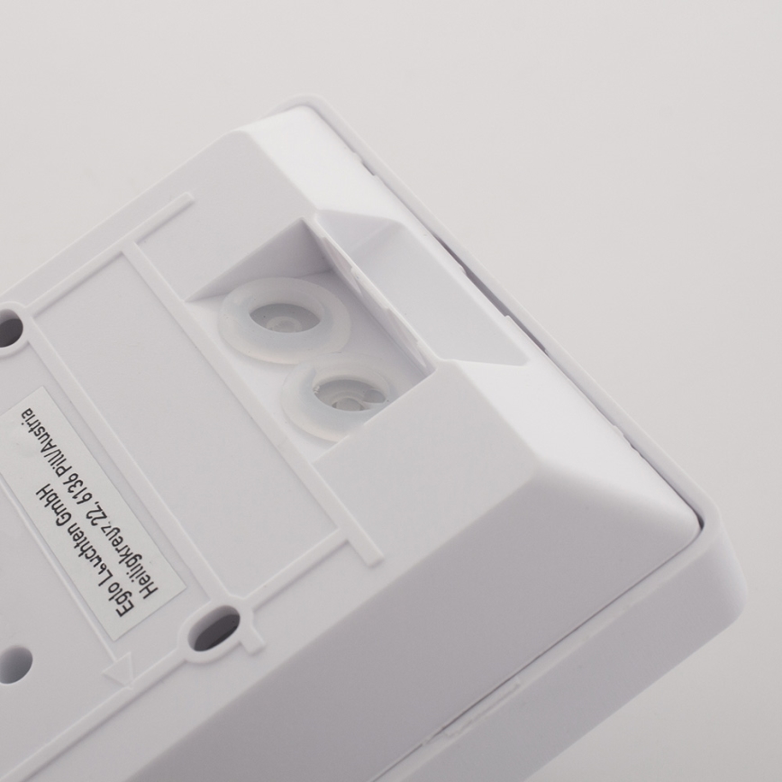 Biela plastová zásuvka s dvoma otvormi a nálepkou s textom: „E90L Lüchten GmbH, Heiligers 22, 72168 Pfullingen, SRN“.