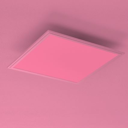 Ružové štvorcové svetlo je namontované na ružovej stene. Svetlo je zapustené do stropu a má biely rám.
