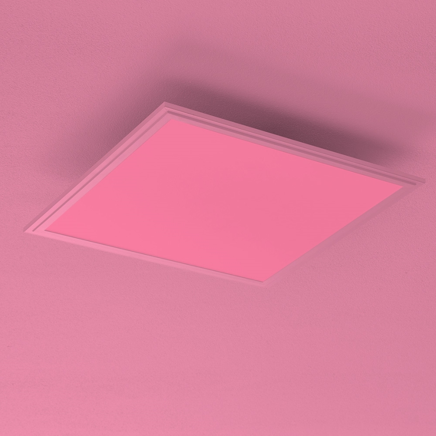 Ružové štvorcové svetlo je namontované na ružovej stene. Svetlo je zapustené do stropu a má biely rám.
