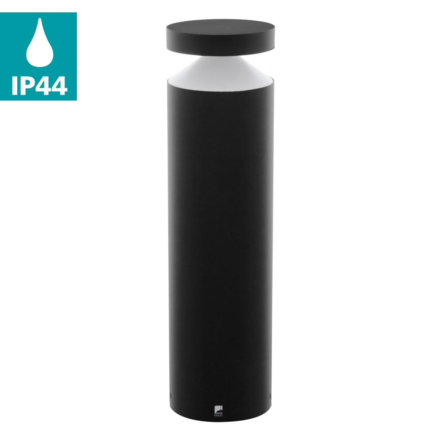 Čierna stĺpová lampa svieti. Je umiestnená na bielom pozadí. Stupeň krytia IP44.