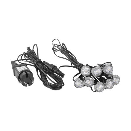 Sada ôsmich LED záhradných svetiel s kolíkmi je pripojená k sieťovému adaptéru s káblom. Svetlá sú usporiadané na šnúre, pripojenej k adaptéru, na bielom pozadí.