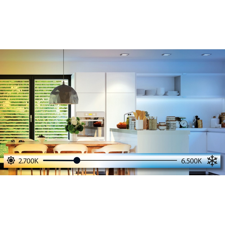 Svetlo mení farbu v modernej kuchyni. Nastavenie teploty farieb od 2700K do 6500K. Vidieť jedálenský stôl a kuchynskú linku.