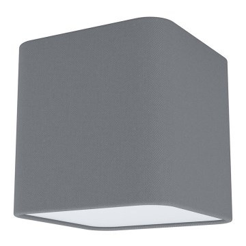 Štvorcová sivá tienidlo svietidla visí. Je vyrobené z látky s jemnou textúrou. Vnútorná časť tienidla je biela.