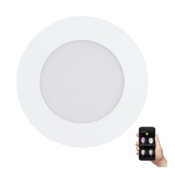 Okrúhle LED svietidlo je ovládané smartfónom zobrazujúcim aplikáciu s možnosťou nastavenia farieb a jasu. Svietidlo je umiestnené na bielom pozadí.