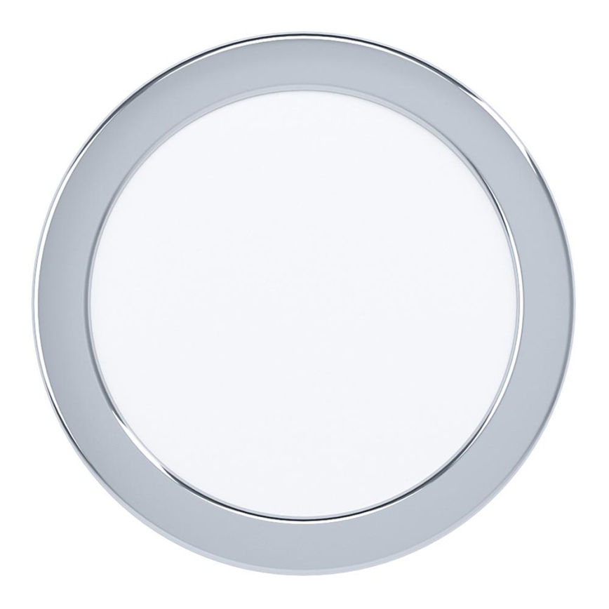 Okrúhle svetlo s bielym difúzorom a strieborným rámom je izolované na bielom pozadí.