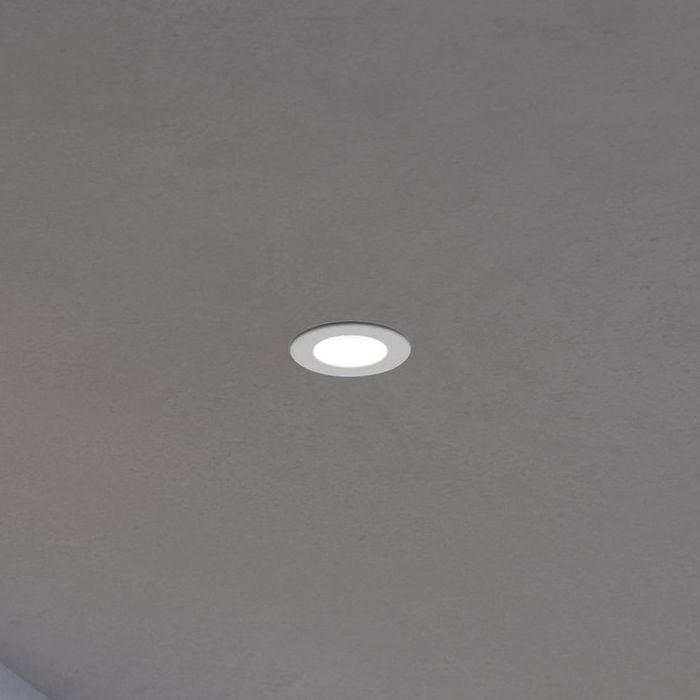 Svetlo je zapustené v sivom strope. Svieti.