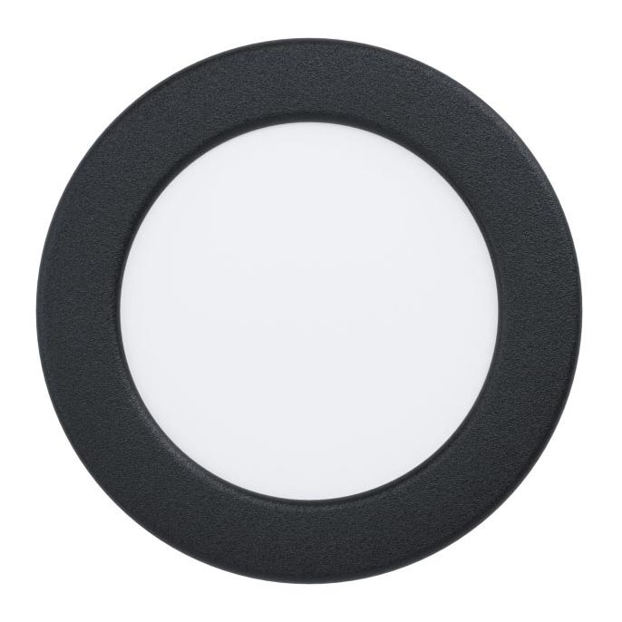 Okrúhle LED svetlo s bielym difúzorom je umiestnené v čiernom ráme. Svetlo je na bielom pozadí.