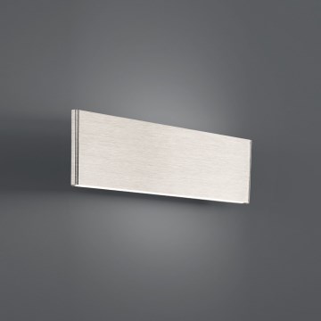 Strieborné nástenné svietidlo s obdĺžnikovým tvarom je pripevnené na sivej stene. Svietidlo svieti.