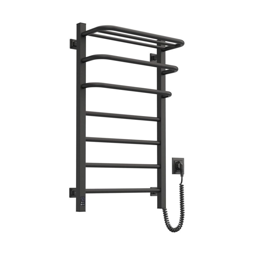 Elektrický sušiak na uteráky je namontovaný na stene. Má šesť priečnych tyčí a hornú policu. Je čiernej farby a pripojený je k elektrickej zásuvke pomocou špirálového kábla. Na spodnej strane je digitálny displej.