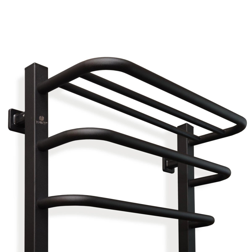 Držiak na uteráky je pripevnený na stenu. Má tri horizontálne tyče s mierne zaoblenými koncami na zavesenie uterákov. Je vyrobený z čierneho kovu. Na bočnej strane je viditeľné logo „HAUTZ“.