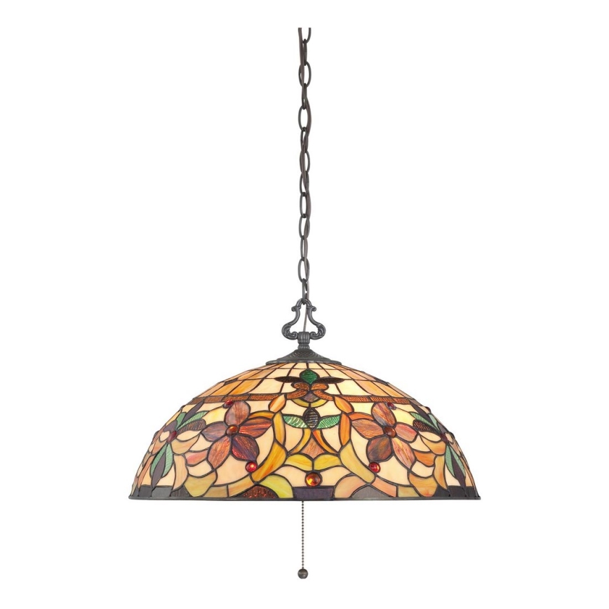 Závesné svietidlo s tienidlom z farebného skla visí zo stropu na reťazi. Tienidlo má kvetinový vzor a kovový rám. Svietidlo má šnúrkový vypínač.