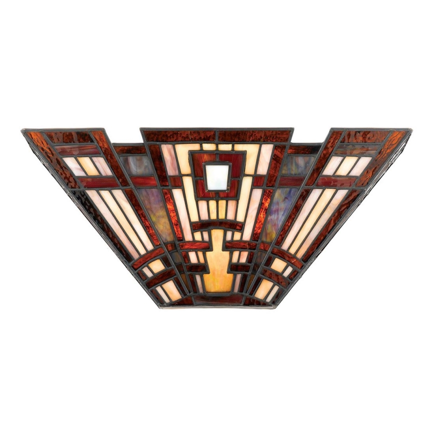 Nástená lampa s tienidlom v tvare lichobežníka, zloženým z farebného vitráža v odtieňoch červenej, oranžovej a béžovej, je umiestnená na bielom pozadí.