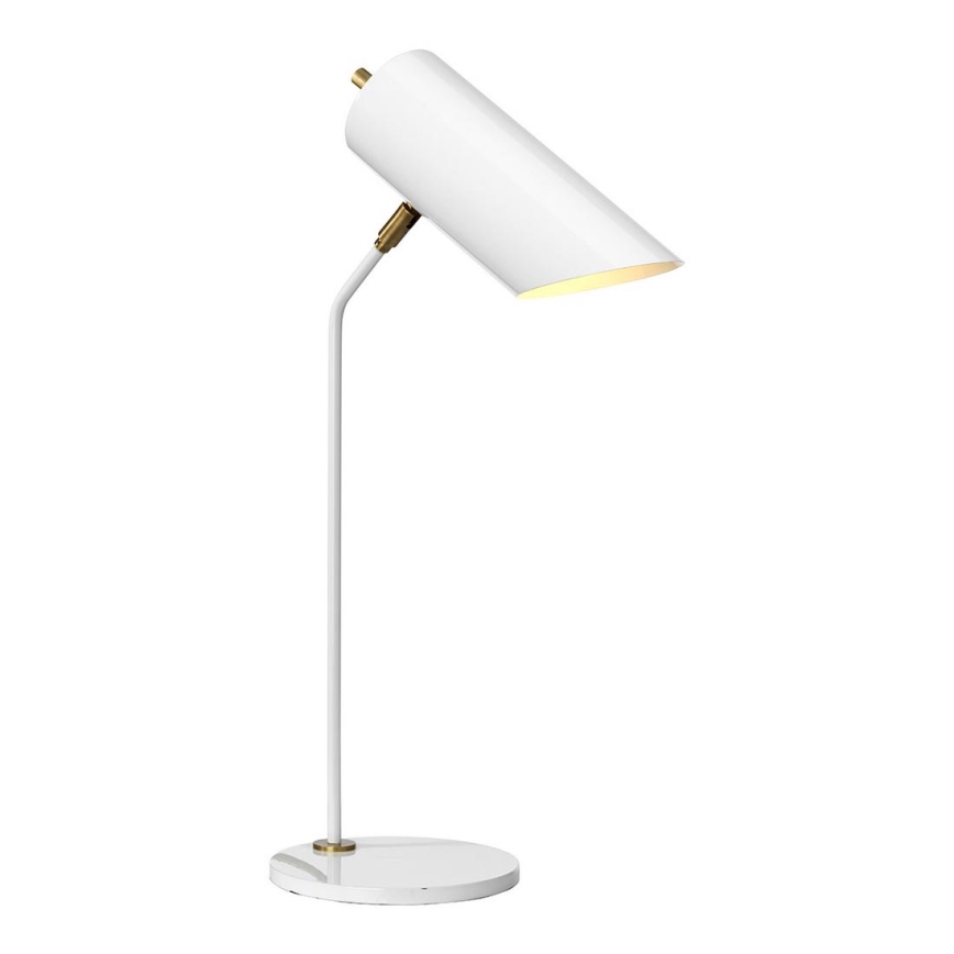 Biela stolová lampa s valcovým tienidlom svieti. Je umiestnená na bielom kruhovom podstavci a má kovový stĺpik. Biely povrch a zlaté detaily.