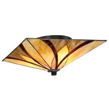 Stropné svietidlo svieti. Štvorcové tienidlo z farebného skla v odtieňoch žltej a červenej je pripevnené k tmavému kovovému držiaku. Svietidlo je na bielom pozadí.