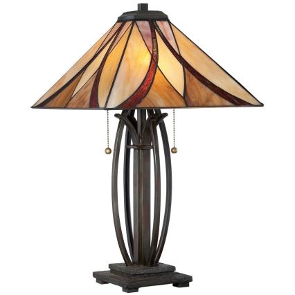 Stolová lampa s tienidlom z farebného skla, s kovovou nohou, stojí na štvorcovej podstave. Tienidlo má béžové, hnedé a červené odtiene. Lampa má dva retiazkové vypínače.