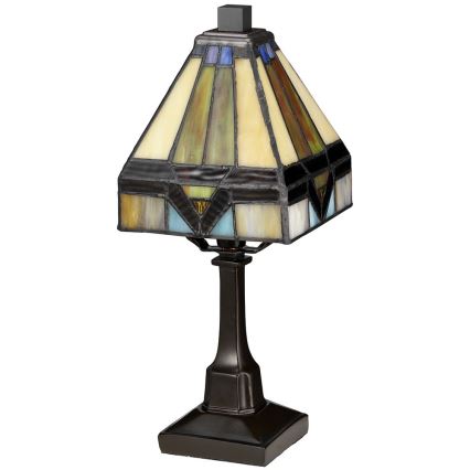 Stolová lampa s tienidlom z farebného skla stojí na tmavohnedom podstavci. Tienidlo má geometrický vzor v béžových, hnedých, modrých a zelených tónoch. Lampa je umiestnená na bielom pozadí.