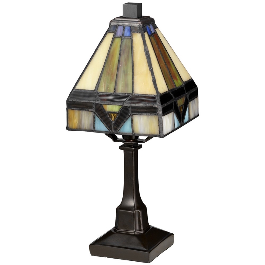 Stolová lampa s tienidlom z farebného skla stojí na tmavohnedom podstavci. Tienidlo má geometrický vzor v béžových, hnedých, modrých a zelených tónoch. Lampa je umiestnená na bielom pozadí.