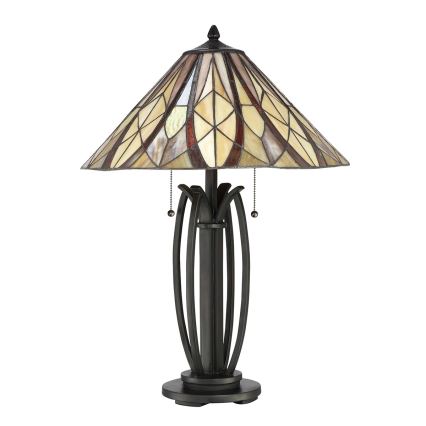 Stolová lampa s tienidlom z vitráží v béžových a hnedých tónoch stojí na tmavohnedom kovovom podstavci. Lampa je osvetlená. Prostredie je biele pozadie.