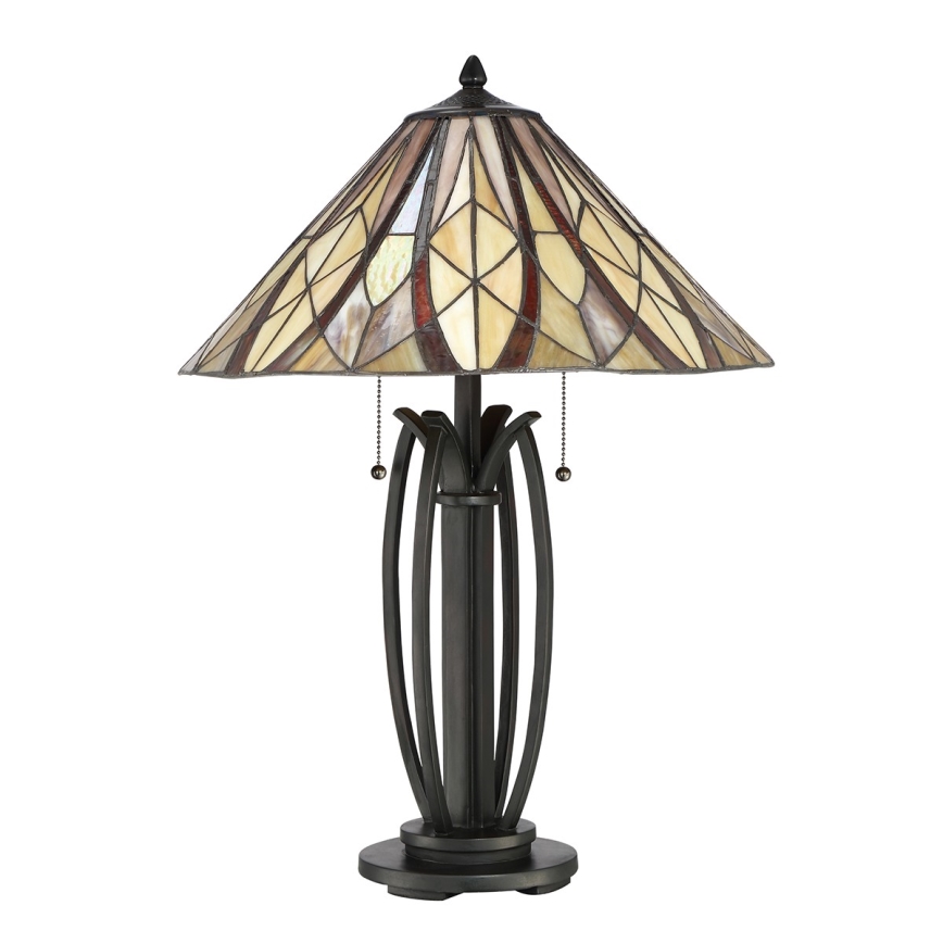 Stolová lampa s tienidlom z vitráží v béžových a hnedých tónoch stojí na tmavohnedom kovovom podstavci. Lampa je osvetlená. Prostredie je biele pozadie.