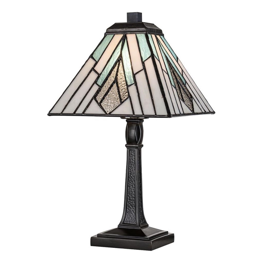 Stolová lampa s štvorcovým tienidlom z vitráží v odtieňoch bielej a svetlozelenej stojí na tmavom, ozdobnom podstavci. Lampa je umiestnená na bielom pozadí.