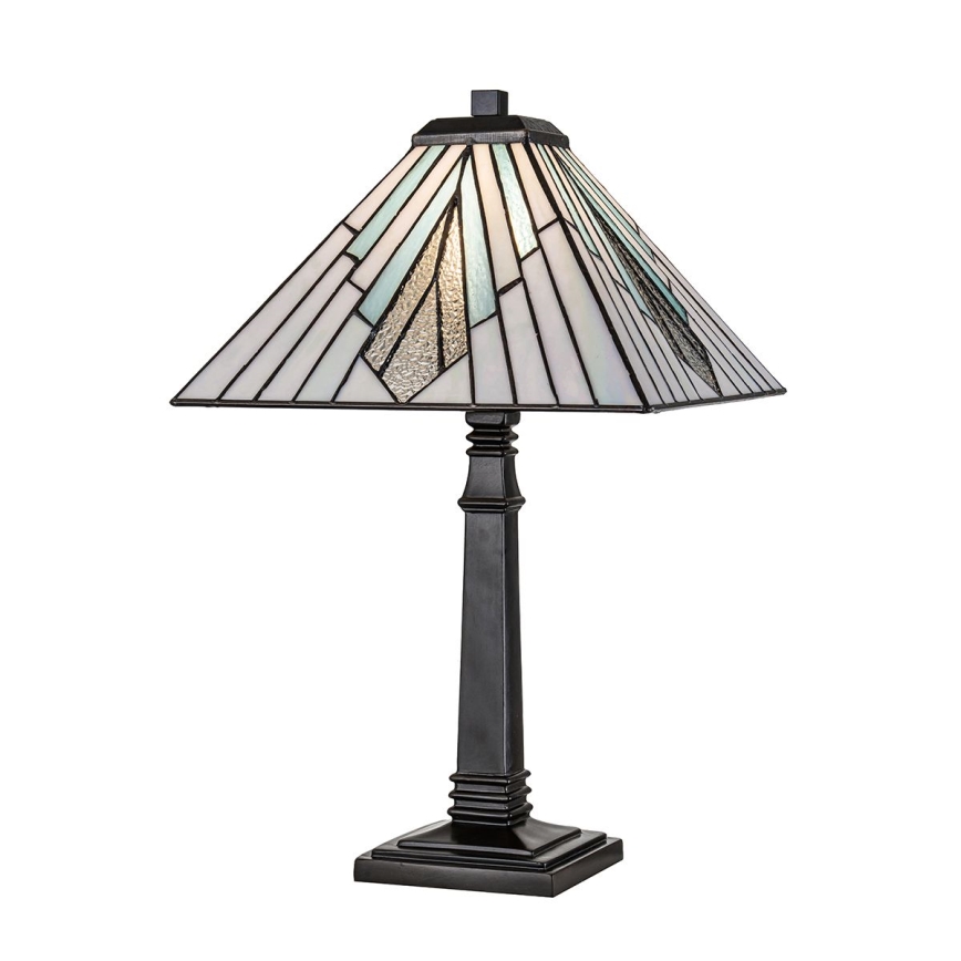 Stolová lampa s štvorcovým tienidlom z vitráže v odtieňoch bielej a modrej, stojí na tmavej kovovej nohe. Lampa je umiestnená na bielom pozadí.